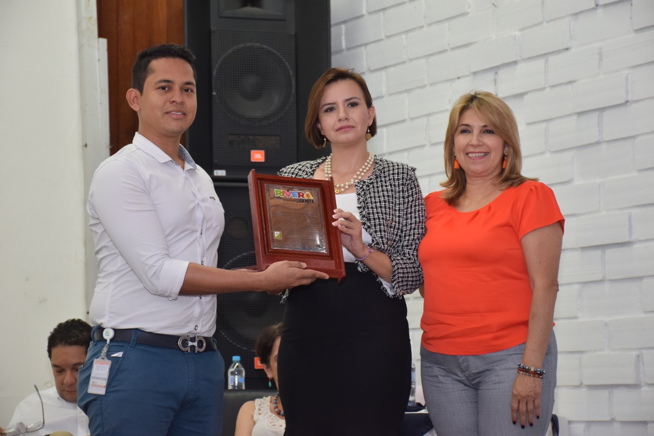 Andrés Vargas, delegado por el municipio de Rivera entregó el reconocimiento.